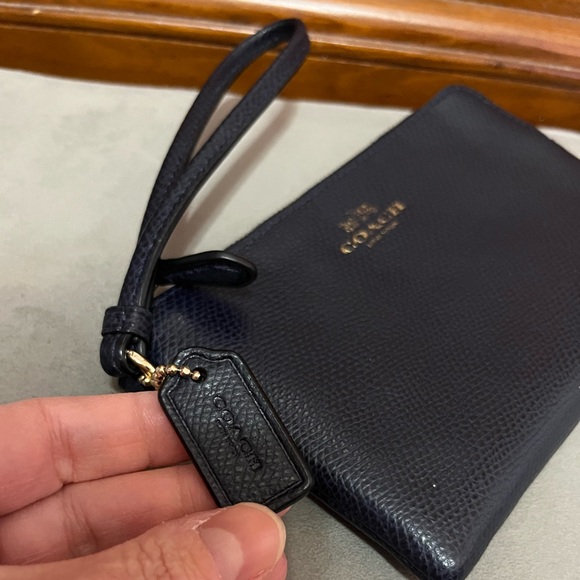 Coach Wristlet-Pebbled Leather –Dark Plum/Navy –EUC –Authentic Dust Bag Included - Picture 6 of 8